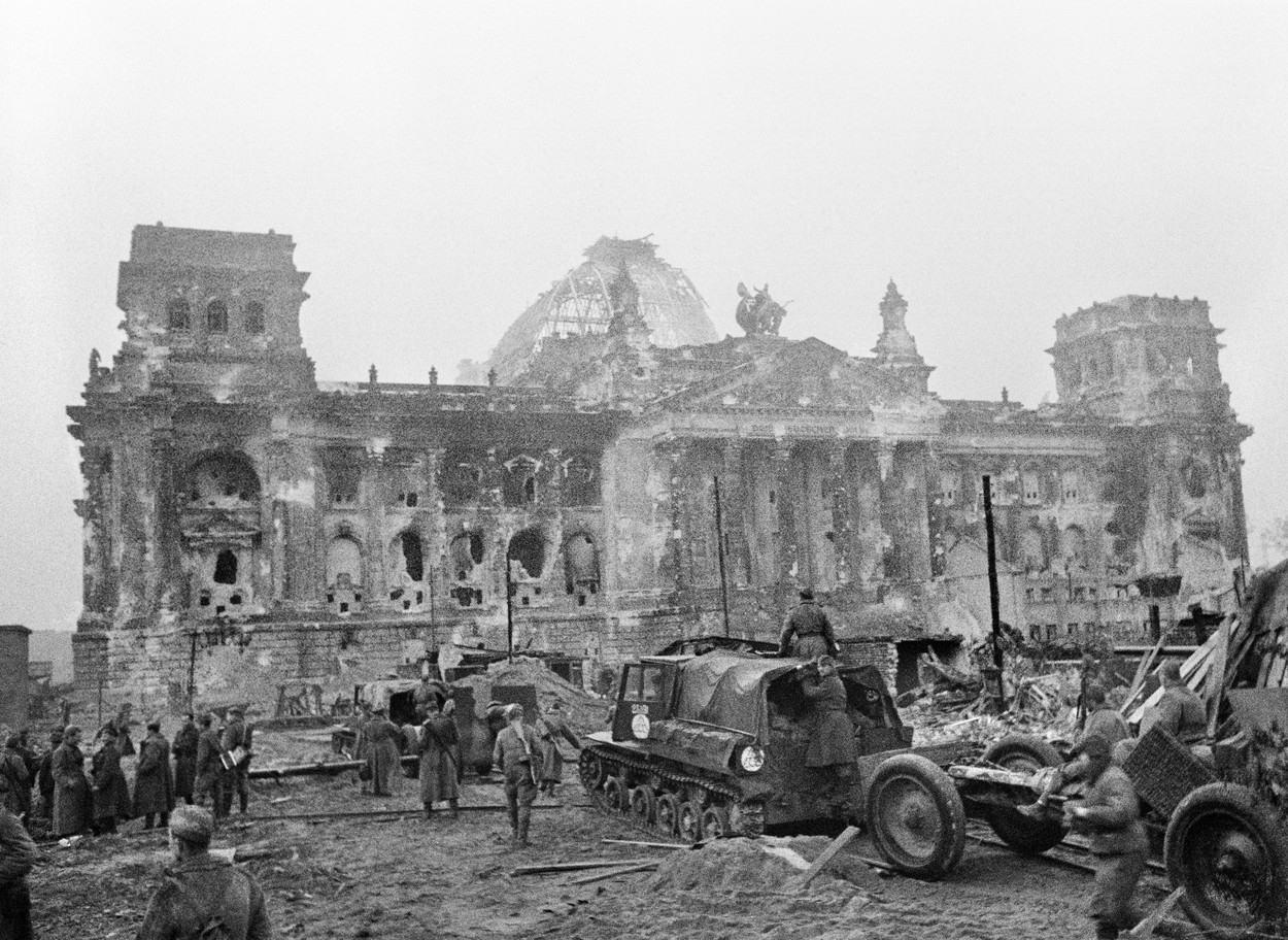 1705 12.05.1945 Soviet troops near the Reichstag., Image: 495919327, License: Rights-managed, Restrictions: , Model Release: no, Credit line: Shagin / Sputnik / Profimedia
